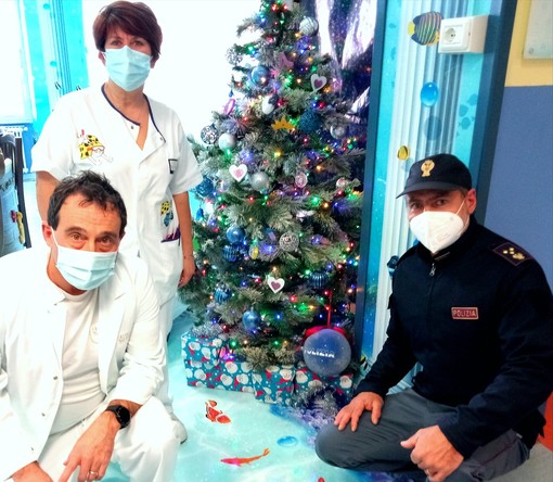 Savona, la Polizia di Stato in visita alla Pediatria del San Paolo per gli auguri di Natale (FOTO)
