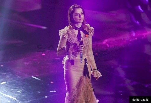 La cantante Annalisa incontra i suoi fan alla Feltrinelli Point di Savona