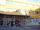 Esami nella scuola nuova per gli studenti delle medie di Andora e sopralluogo nel cantiere delle elementari (VIDEO)