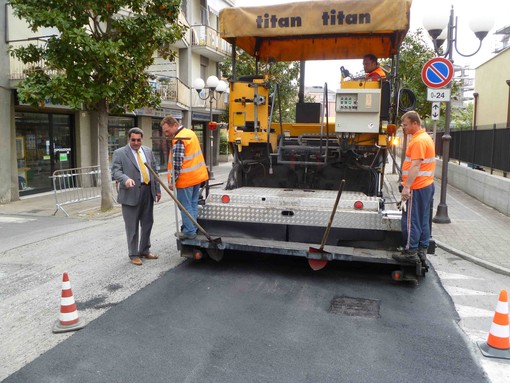 Grandi opere ad Albenga: si asfalta via Dalmazia. Supervisore il vicesindaco