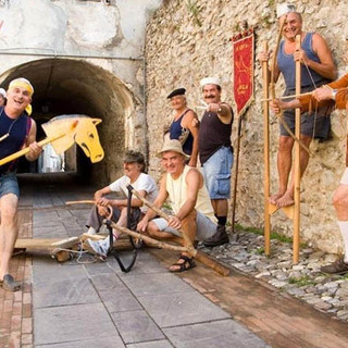 Albenga, per il gruppo degli Orage una piastrella sul Muretto dei Fieui
