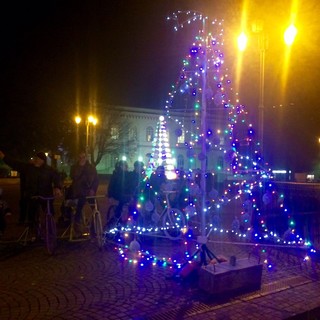 Cairo Montenotte, l'albero di Natale "a pedali" piace: ecco il video