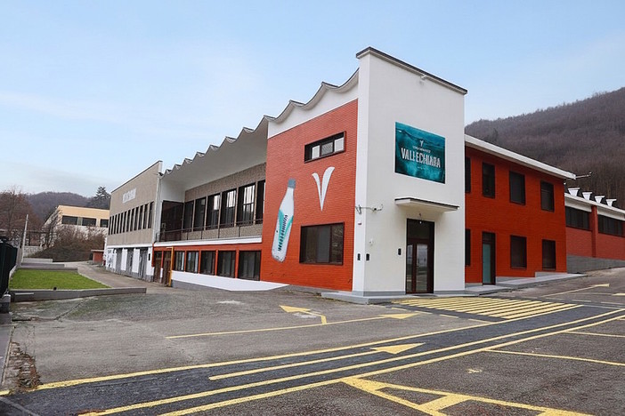 Val Bormida pronta a dissetare il deserto: riparte la produzione di acqua Vallechiara, bottiglie destinate in gran parte ai Paesi del Golfo