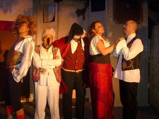 Alassio: "favolando" commedia dell'arte in piazza con la compagnia de "I Senzatetto"