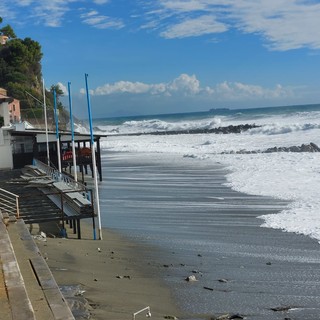 Albisola, la mareggiata colpisce gli stabilimenti balneari. Sindaco Garbarini: "Nessun allagamento nel centro storico" (FOTO)