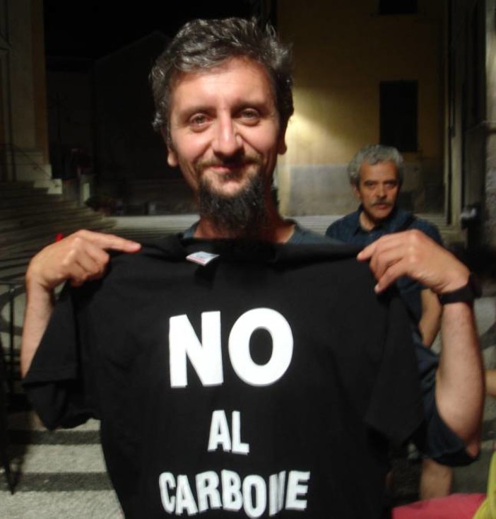 Ascanio Celestini “Il carbone non si deve più bruciare. Vi fanno il campetto di calcio, ma si stanno comprando le vostre vite…” Ascanio Celestini “Il carbone non si deve più bruciare. Vi fanno il campetto di calcio, ma si stanno comprando le vostre vite…”