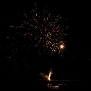 Albenga saluta la fine di Agosto con i fuochi d'artificio in zona foce
