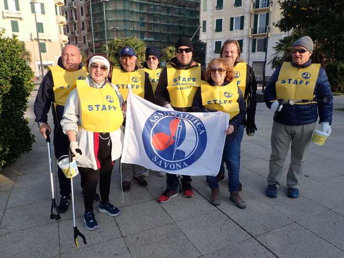 "Tutti i tombini portano al mare", oltre 4500 mozziconi raccolti nei giardini del Prolungamento a Savona "Tutti i tombini portano al mare", oltre 4500 mozziconi raccolti nei giardini del Prolungamento a Savona
