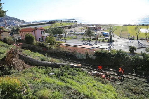 Danni dal maltempo: treni fermi tra Taggia ed Andora almeno fino in serata. Preoccupazione per l'incendio andorese Danni dal maltempo: treni fermi tra Taggia ed Andora almeno fino in serata. Preoccupazione per l'incendio andorese