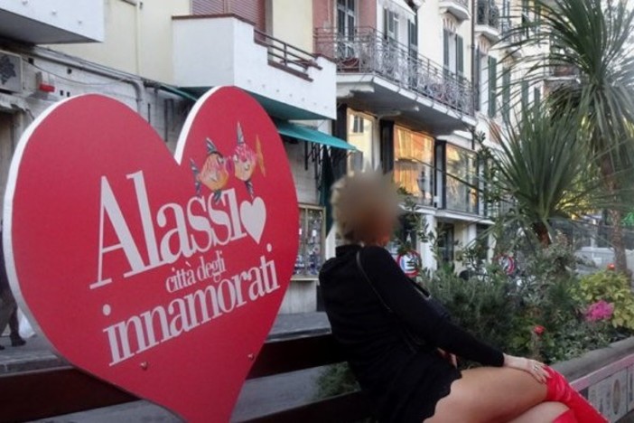 Alassio, foto a "luci rosse" sulla panchina degli innamorati