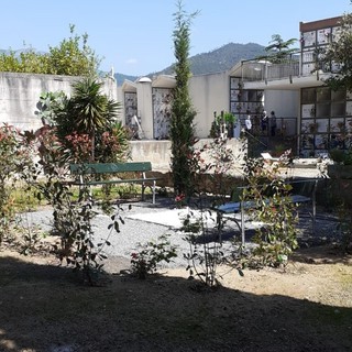 Loano, tombe in abbandono nel cimitero capoluogo: ordinanza del sindaco Lettieri per ripristinare il decoro