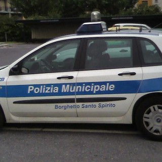 Un'auto della Polizia Municipale di Borghetto Santo Spirito