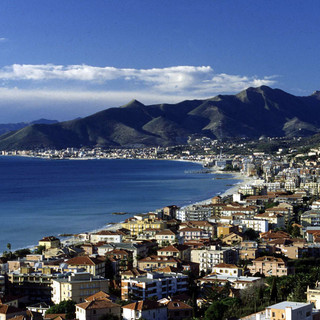 Borgio Verezzi, un turista denuncia: "Forte presenza di schiuma in mare e calo dei bagnanti sulle spiagge"