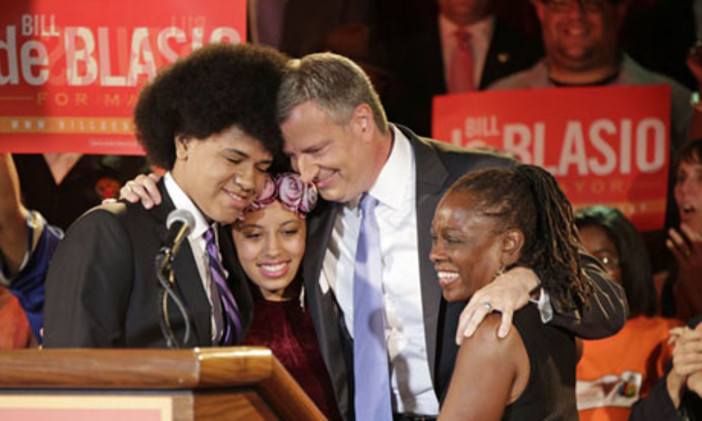 Bill de Blasio festeggia per l'elezione a primo cittadino di New York Bill de Blasio festeggia per l'elezione a primo cittadino di New York