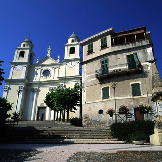 Uno scorcio di Piazza San Pietro a Borgio Verezzi