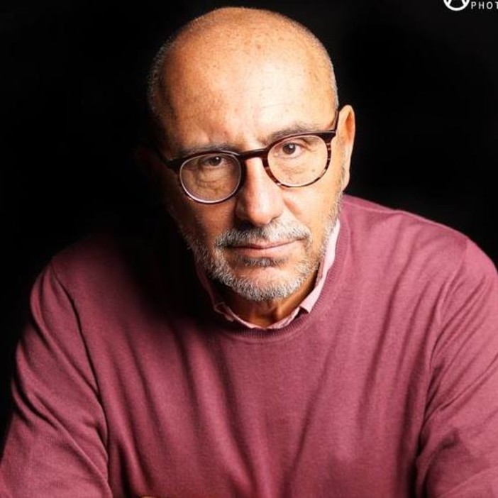 Libri sotto l'Albero, in biblioteca a Loano la presentazione di “Uno sporco lavoro” di Bruno  Morchio