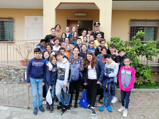 Caserma dei carabinieri "invasa" dagli alunni delle scuole di Ortovero Caserma dei carabinieri "invasa" dagli alunni delle scuole di Ortovero
