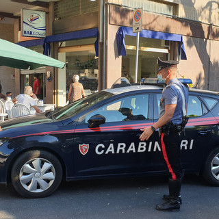 Albenga, ubriaco contro dehor perchè geloso di una ragazza: guidava con patente falsa Albenga, ubriaco contro dehor perchè geloso di una ragazza: guidava con patente falsa