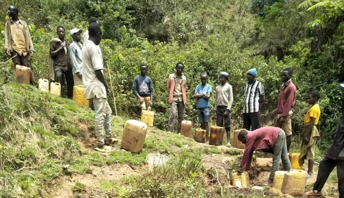 I lavori di realizzazione del pozzo d'acqua potabile a Bwatemba, in Burundi I lavori di realizzazione del pozzo d'acqua potabile a Bwatemba, in Burundi