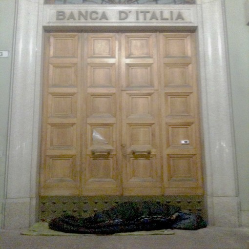 Clochard savonese muore a La Spezia. Era stato picchiato due giorni fa. Aveva 48 anni