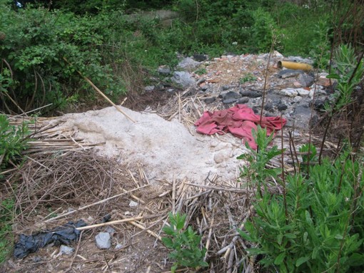 Quiliano: rifiuti abbandonati due ditte ritenute responsabili