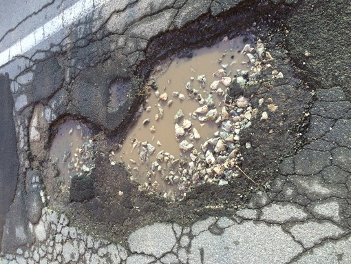 Cairo Montenotte, strade dissestate in via Romana e via Cortemilia
