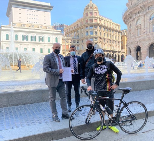 Marco "Secco" Sanguineti, ristoratore ingauno, è arrivato in bici a Genova da Berrino Marco "Secco" Sanguineti, ristoratore ingauno, è arrivato in bici a Genova da Berrino