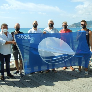 Savona, consegnata alla città la Bandiera Blu. Santi: "Testimonianza dell'impegno su sostenibilità ambientale"