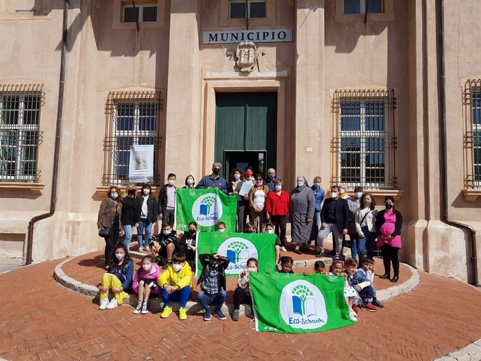 Bandiera Verde, premiate sei Eco-Schools di Loano (FOTO) Bandiera Verde, premiate sei Eco-Schools di Loano (FOTO)