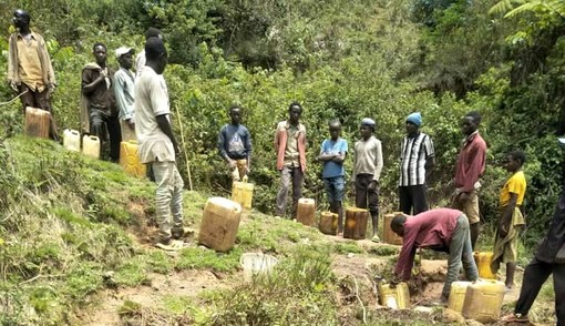 I lavori di realizzazione del pozzo d'acqua potabile a Bwatemba, in Burundi I lavori di realizzazione del pozzo d'acqua potabile a Bwatemba, in Burundi