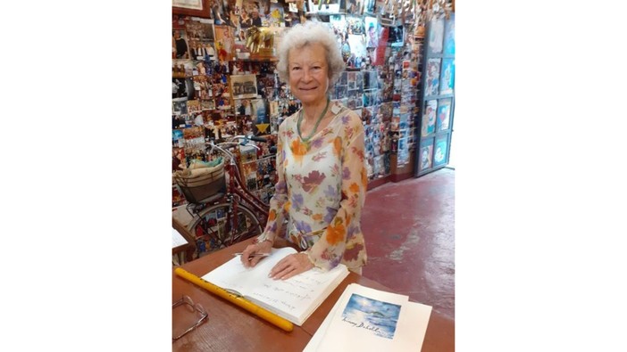 Albenga, Binny Dobelli dona una mattonella “poetica” per il muretto “E ghe mettu a firma” dei Fieui di caruggi