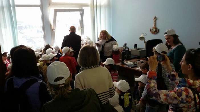 Alassio i bimbi del nido agli uffici del Circolo Nautico al Mare
