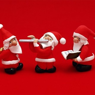 Savona: tanti Babbo Natale colorati che presenteranno musiche dixieland e swing