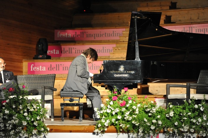 Finale Ligure, Ramin Bahrami riceve il Premio Inquieto dell'anno