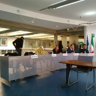 Nella foto: il momento in cui i consiglieri di minoranza abbandonano la sala consiliare