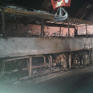 Autobus in fiamme sulla A10: continuano le code tra Celle e Savona