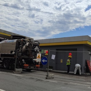 Finale, il benzinaio dal molo di Pia cambia ufficialmente gestione: cominciati i lavori per la riqualificazione