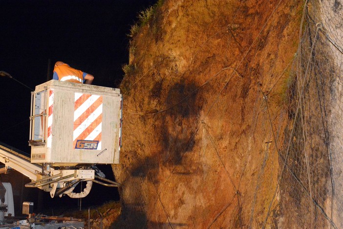 Frana a Borghetto Santo Spirito, chiusa l'Aurelia: VIDEO