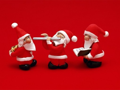 Savona: tanti Babbo Natale colorati che presenteranno musiche dixieland e swing Savona: tanti Babbo Natale colorati che presenteranno musiche dixieland e swing