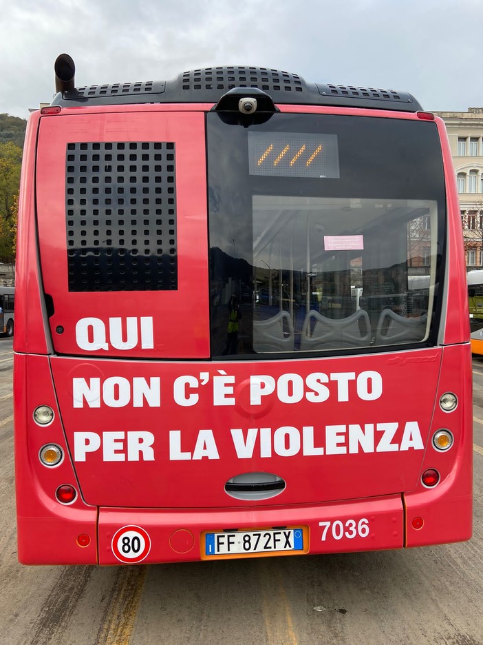 Tpl Linea, “Qui non c’è posto per la VIOLENZA”: un sedile e un bollino rosso per la Giornata Internazionale contro la violenza sulle donne