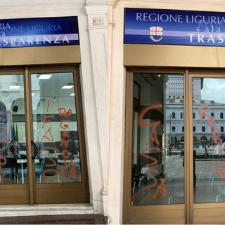 Regione, vandalizzata la sala della trasparenza. Toti: "Vergogna" (FOTO)