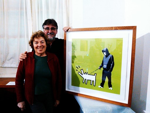 Nella foto di apertura della gallery: la presidentessa Unitre Anna Bolla e Nicola Viassolo con l'opera di Banksy