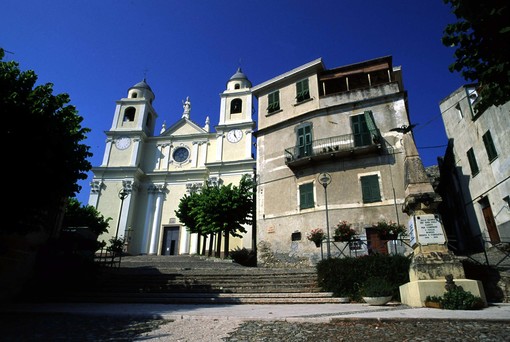 Uno scorcio di Piazza San Pietro a Borgio Verezzi Uno scorcio di Piazza San Pietro a Borgio Verezzi