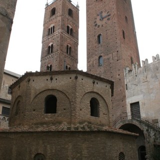 Ieri ad Albenga centro storico in fiamme, ma è una ricostruzione scenica dell’assedio dei genovesi Ieri ad Albenga centro storico in fiamme, ma è una ricostruzione scenica dell’assedio dei genovesi
