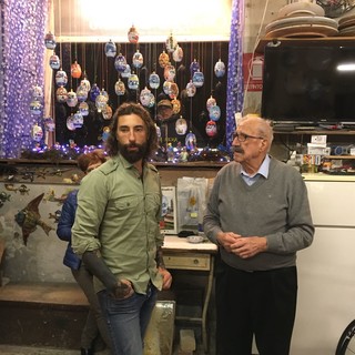 Albissola, Brumotti da Striscia alle Ceramiche San Giorgio: “Oggi niente botte, ma solo botti” Albissola, Brumotti da Striscia alle Ceramiche San Giorgio: “Oggi niente botte, ma solo botti”