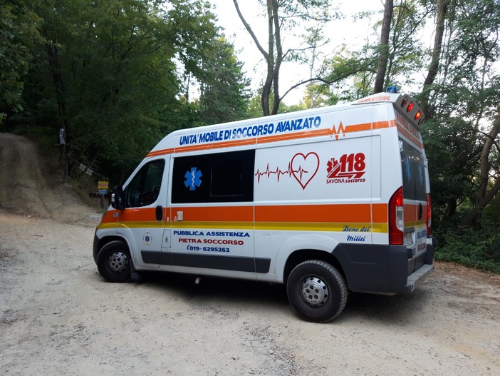 Biker cade nel bosco a Magliolo: mobilitati vigili del fuoco e sanitari (FOTO)