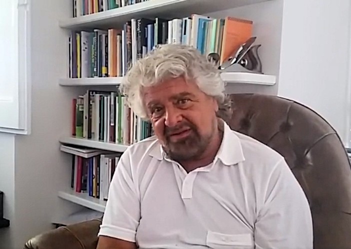 Movimento 5 Stelle: Beppe Grillo davanti a Tirreno Power contro il carbone Movimento 5 Stelle: Beppe Grillo davanti a Tirreno Power contro il carbone