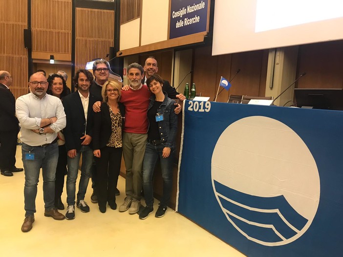 Loano ottiene la decima Bandiera Blu per le spiagge. Premiata anche Marina di Loano Loano ottiene la decima Bandiera Blu per le spiagge. Premiata anche Marina di Loano