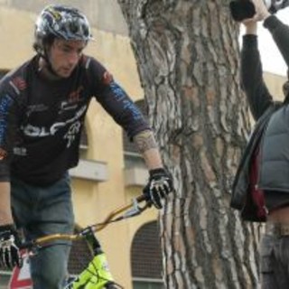 Brumotti e la sua bici in uno spot tra le bellezze di Finale Ligure (VIDEO)