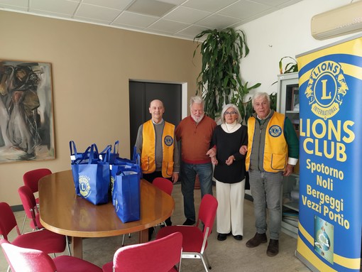 Il Lions del Golfo consegna generi alimentari alle famiglie in difficoltà di Bergeggi e Noli Il Lions del Golfo consegna generi alimentari alle famiglie in difficoltà di Bergeggi e Noli